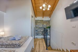 Una cama o camas en una habitación de Istrian Casa Pr Marici 45 fotos más