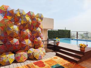 un grande muro di ombrelloni accanto alla piscina di Cygnett Style Ganga a Jaipur