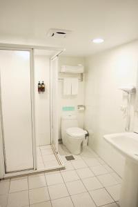 Koupelna v ubytování 歐法行旅 O Fun Hotel + 37 fotografií