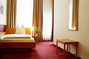 إير إن برلين في برلين: غرفة الفندق بسرير وطاولة