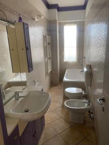 bagno con servizi igienici e lavandino di Santa Rita Suite a Torino