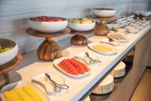 西安的住宿－西安麗思卡爾頓酒店，包括一碗水果和汤匙的自助餐