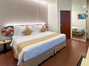 Cama o camas de una habitación en Hotel 88 Embong Malang Tunjungan Surabaya by WH - Breakfast with The Best View on The Highest Floor and Strategic Location in The City Center