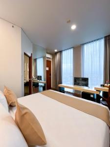 Cama o camas de una habitación en Hotel 88 Embong Malang Tunjungan Surabaya by WH - Breakfast with The Best View on The Highest Floor and Strategic Location in The City Center