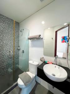 e bagno con servizi igienici, lavandino e doccia. di Hotel 88 Embong Malang Surabaya By WH a Surabaya