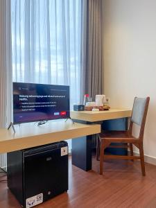 Una televisión o centro de entretenimiento en Hotel 88 Embong Malang Tunjungan Surabaya by WH - Breakfast with The Best View on The Highest Floor and Strategic Location in The City Center