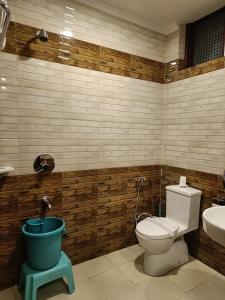een badkamer met een toilet en een wastafel bij Grand Hill mall road Mcleodganj in Dharmsala
