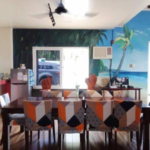 ห้องอาหารหรือที่รับประทานอาหารของ Kums Vacation Beach House in Catmon