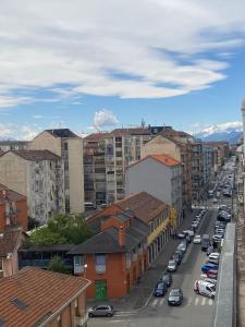 vista su una città con auto parcheggiate su una strada di Santa Rita Suite a Torino