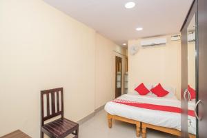 A bed or beds in a room at OYO GREEN RESIDENCY