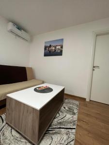 ein Wohnzimmer mit Sofa und Couchtisch in der Unterkunft Apartman Dušan Trebinje in Trebinje