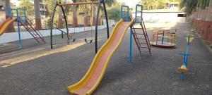 un parque infantil vacío con tobogán y barras de mono en RAJ RESORT & BANQUETS en Vapi