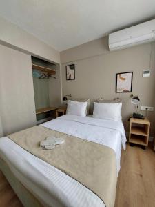 Habitación de hotel con 2 camas con sábanas blancas en Balta Hotel, en Edirne