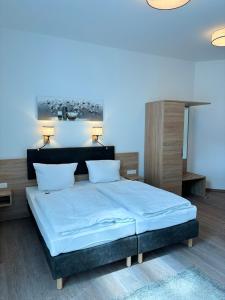1 dormitorio con 1 cama grande en una habitación en Pension Töpferhof en Tangermünde