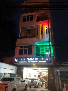 un edificio con un cartel en el costado en Nam Dương 3 Hotel, en Phan Rang
