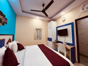 una camera con letto, scrivania e TV di Hotel Metro View Near Adarsh Nagar Delhi Metro Station a Nuova Delhi