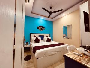 una camera con un grande letto con una parete blu di Hotel Metro View Near Adarsh Nagar Delhi Metro Station a Nuova Delhi