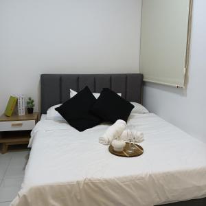 Een bed of bedden in een kamer bij A-15-02 - 2 Room - Youth City - Nilai - Infinity pool