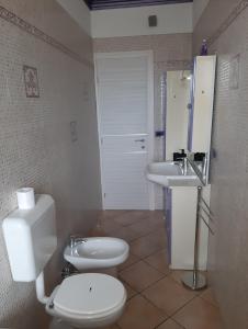 bagno con servizi igienici, lavandino e specchio di Santa Rita Suite a Torino