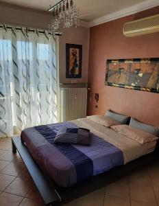 una camera da letto con un grande letto e un lampadario a braccio di Santa Rita Suite a Torino