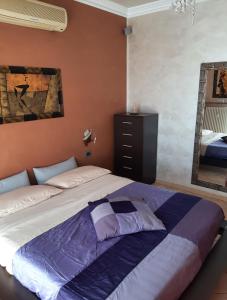 una camera con un grande letto e uno specchio di Santa Rita Suite a Torino