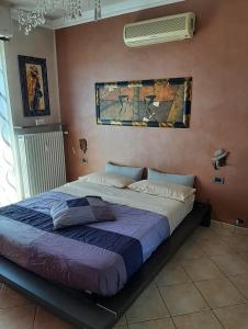 una camera con letto e piumone blu di Santa Rita Suite a Torino