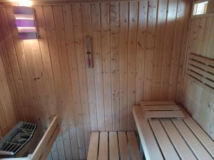 en el interior de una sauna de madera con un banco en Bé-La Vendégház, en Szomolya