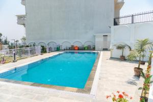 The White House Villa 8 bedroom with Swimming Pool في كاتماندو: مسبح وسط مبنى