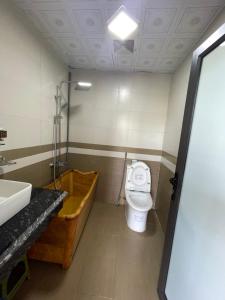 a bathroom with a toilet and a tub and a sink at Sapa J&K Homestay and Swimming Pool in Sa Pa