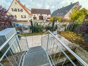 um conjunto de escadas que levam a uma casa em Ferienwohnung Streudorf em Gunzenhausen