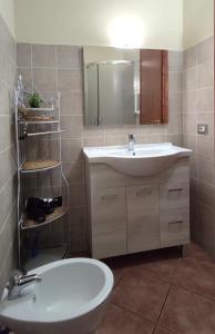 bagno con lavandino e specchio di Appartamenti la Piazzetta vicino a Firenze a Signa