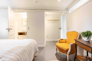 1 dormitorio con cama, escritorio y silla en Solbjerggaard Studio Apartments, en Faaborg