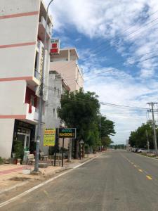 an empty street in front of a building at Nam Dương 1 Hotel in Phan Rang