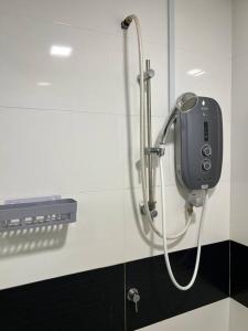 eine Dusche im Bad mit einem Telefon an der Wand in der Unterkunft Oceanfront Charm 2BR GurneyDrive#SeaviewGeorgetown in George Town