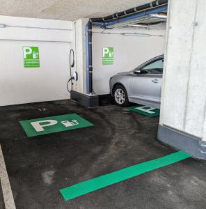 een auto staat geparkeerd in een garage met parkeerborden bij 101 Athen, Studio Apartment, 38m2 1-4 Pers in Klagenfurt