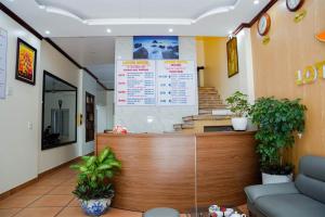 ein Fast-Food-Restaurant mit einer Theke und einer Treppe in der Unterkunft lotus hotel 2 khách sạn bắc ninh in Bắc Ninh