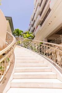 una escalera en un edificio con barandilla en Grand Wailea Resort Hotel & Spa, A Waldorf Astoria Resort en Wailea