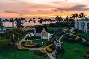 威雷亞的住宿－大韋利亞華爾道夫度假酒店，享有度假胜地的空中景致,设有教堂和棕榈树