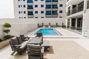 Premium 1 BR Apartment at Diamond Jumeirah Garden City 1 tesisinde veya buraya yakın yüzme havuzu