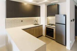 Premium 1 BR Apartment at Diamond Jumeirah Garden City 1 tesisinde mutfak veya mini mutfak