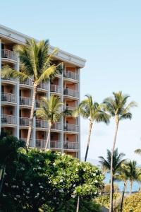 un hôtel sur la plage avec des palmiers dans l'établissement Grand Wailea Resort Hotel & Spa, A Waldorf Astoria Resort, à Wailea