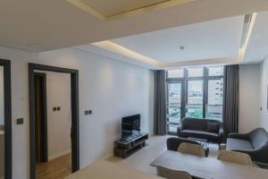 Premium 1 BR Apartment at Diamond Jumeirah Garden City 1 tesisinde bir oturma alanı