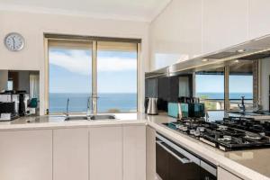 Eldhús eða eldhúskrókur á Hallett Cove Hideaway By Host Solutions
