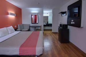 een hotelkamer met een bed en een flatscreen-tv bij Motel 6-West Monroe, LA in West Monroe