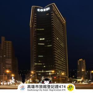 Um edifício alto com um sinal de cidadania. em Hotel COZZI Zhongshan Kaohsiung em Kaohsiung