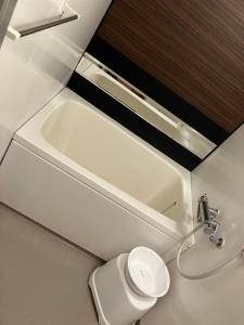 X ホテル（レジャーホテル） في Sayama: حمام مع حوض ومرحاض