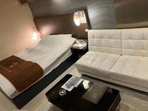 Tempat tidur dalam kamar di X Hotel - Adult Only-