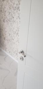 een badkamer met een douche met een glazen deur bij Сарафово Лукс Тераса Първа Линия in Sarafovo