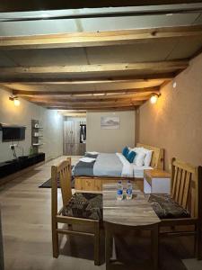 ein Zimmer mit einem Bett und einem Tisch mit zwei Wasserflaschen in der Unterkunft Mystic Pangong in Spangmik