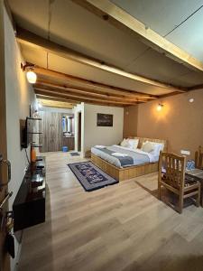 Großes Zimmer mit einem Bett und einem Stuhl in der Unterkunft Mystic Pangong in Spangmik